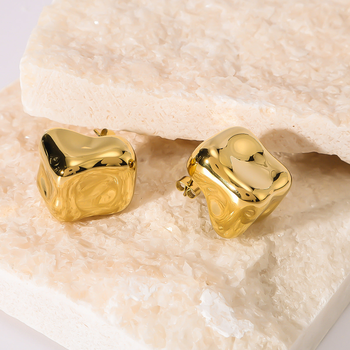 Orecchini geometrici minimalisti irregolari quadrati in acciaio inossidabile con finitura in oro 18K placcata sottovuoto