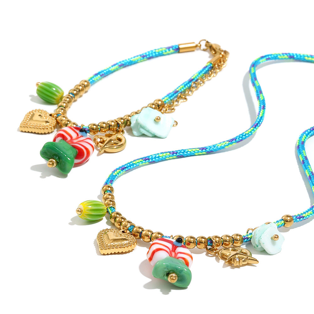 Collar de acero inoxidable geométrico chapado en oro de 18 quilates con dije de caramelo azul y cordón trenzado de colores para mujer