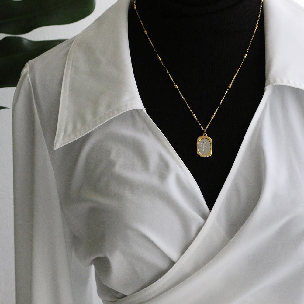Collana Pendente a Specchio in Acciaio al Titanio con Incisione in Stile Francese Vintage da Donna con Ciondolo Quadrato Geometrico e Placcatura in Oro Rosa