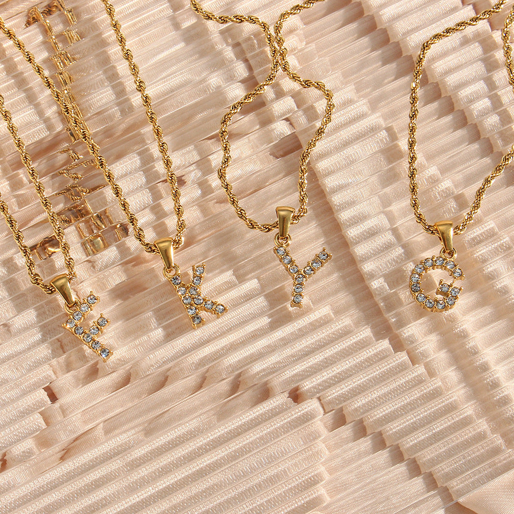 Collana da donna minimalista con pendente a lettera in stile Ins, catena in acciaio inossidabile e pendente in acciaio al titanio placcato