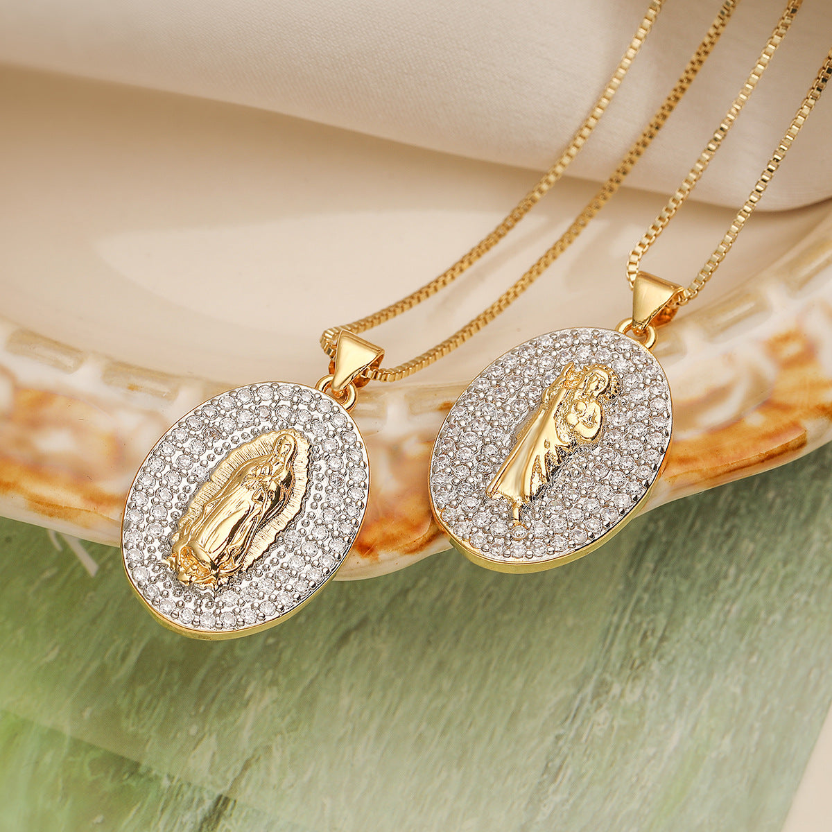 Minimalist Oval Maria Pendant Necklace for Women with Dual-Tone Plating and Zircon Inlay on Copper Base