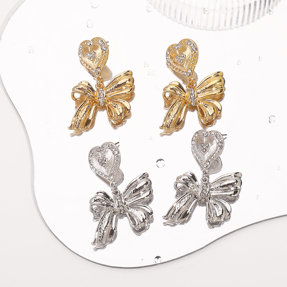 Pendientes de aleación con forma de corazón y lazo de estilo vintage con acabado chapado para mujer