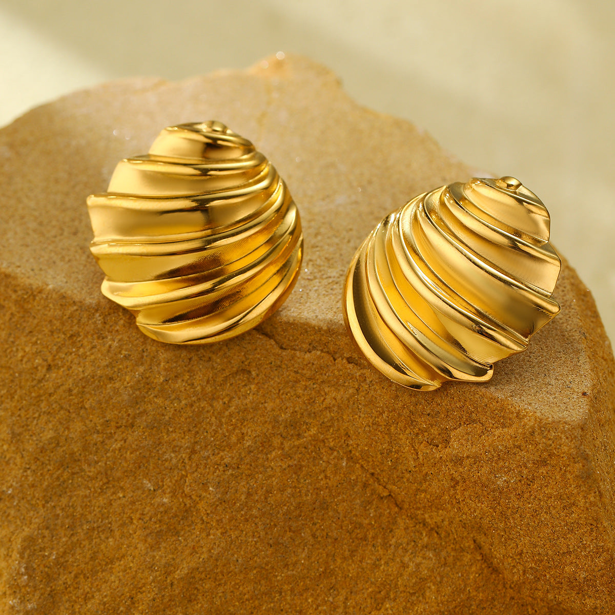 Orecchini Tondi alla Moda in Acciaio Inossidabile con Placcatura in Oro 18K e Superficie Pieghettata Testurizzata