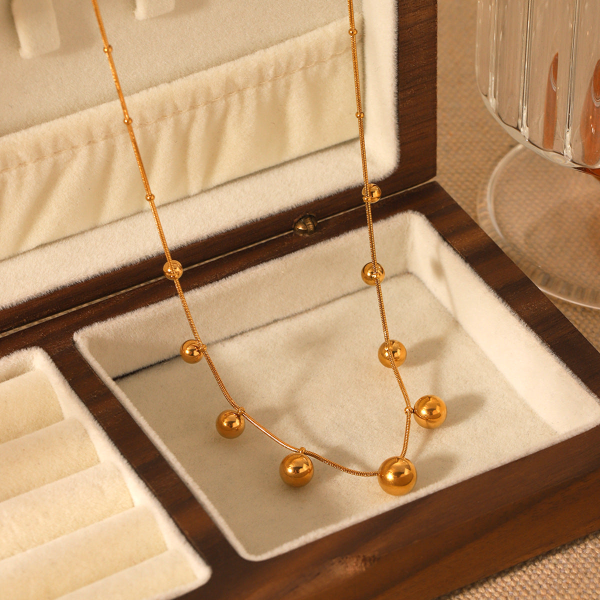 Collana a catena a serpente geometrica minimalista in acciaio inossidabile con ciondolo in acciaio al titanio e nappe placcate color oro da donna