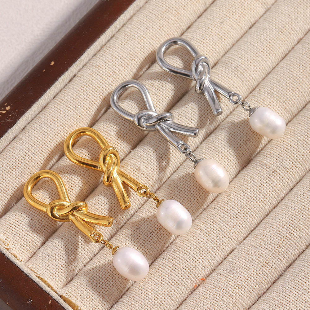 Aretes minimalistas geométricos de acero inoxidable con baño de oro de 18 quilates y perla anudada como acento