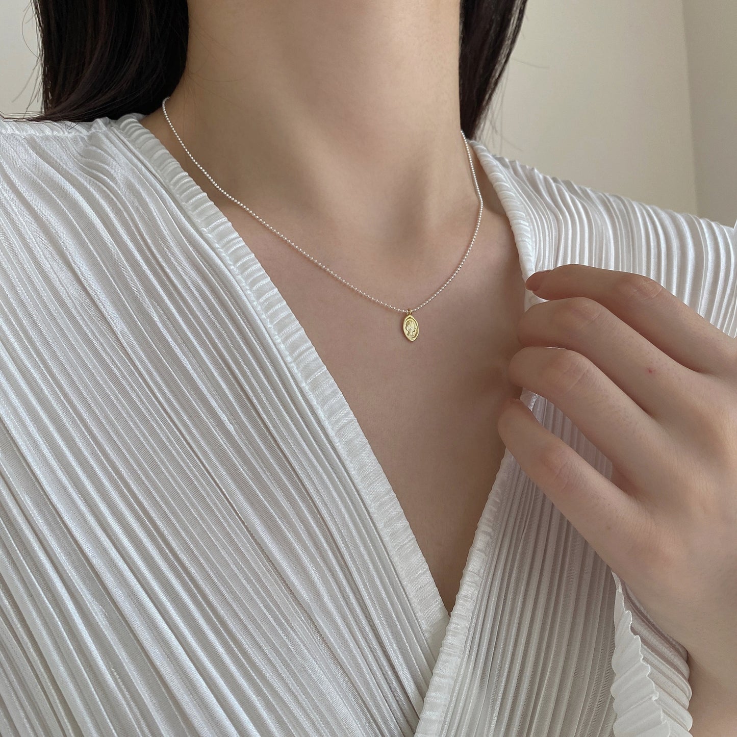 Minimalist 925 Sterling Silver Oval Geometric Portrait Necklace for Women