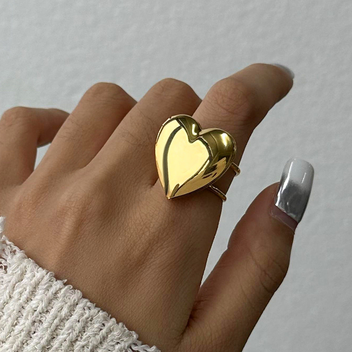 Anillo minimalista de acero inoxidable con forma de corazón y acabado chapado para mujer