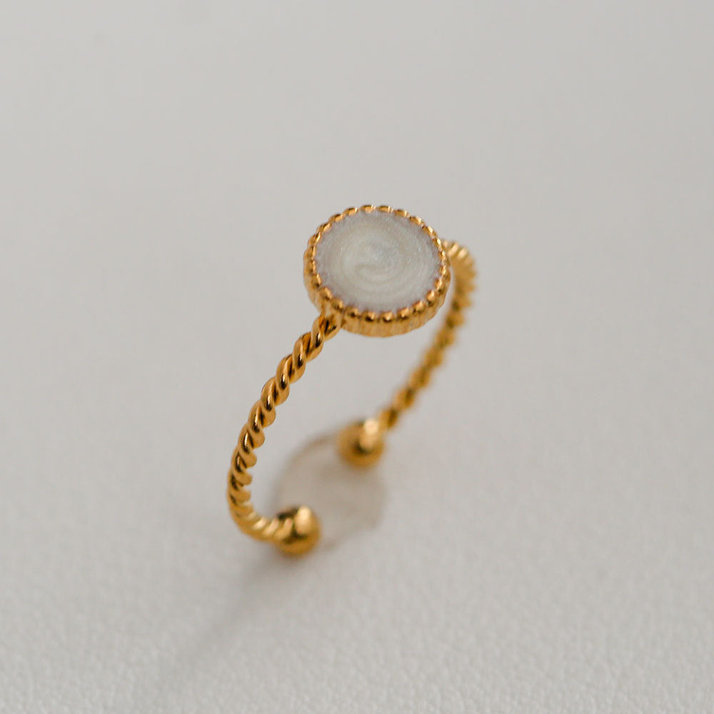 Anillo minimalista de acero de titanio con forma de girasol para mujer, con banda abierta ajustable y acabado chapado en oro