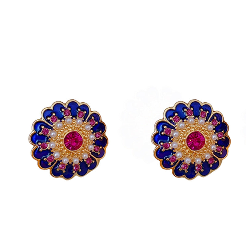 Vintage Style Pearl Flower Stud Earrings for Women with Alloy Base and Gold Plating