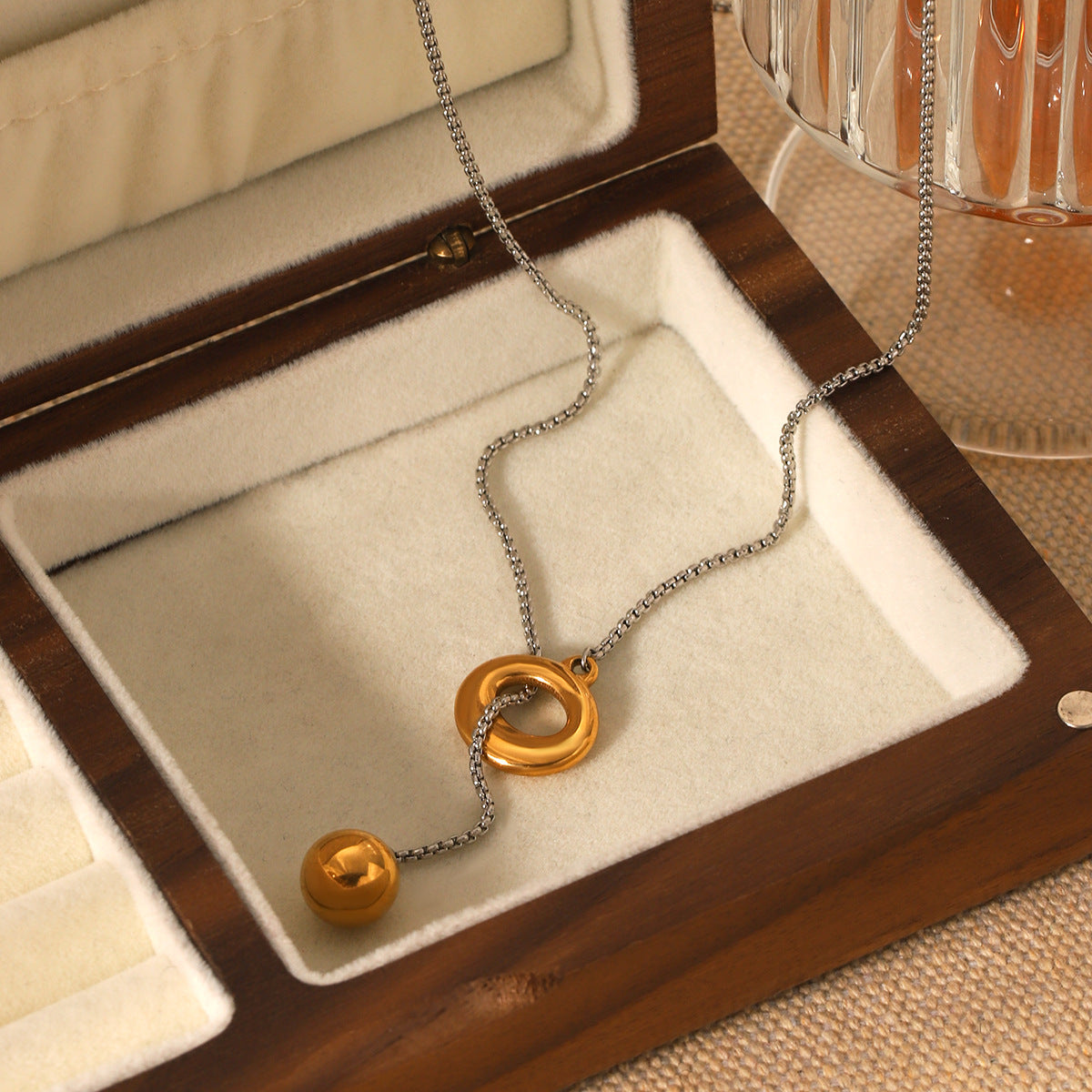 Collana a Sfera Geometrica Minimalista da Donna in Acciaio Inossidabile con Dettagli in Acciaio al Titanio e Finitura Placcata su Catena Box