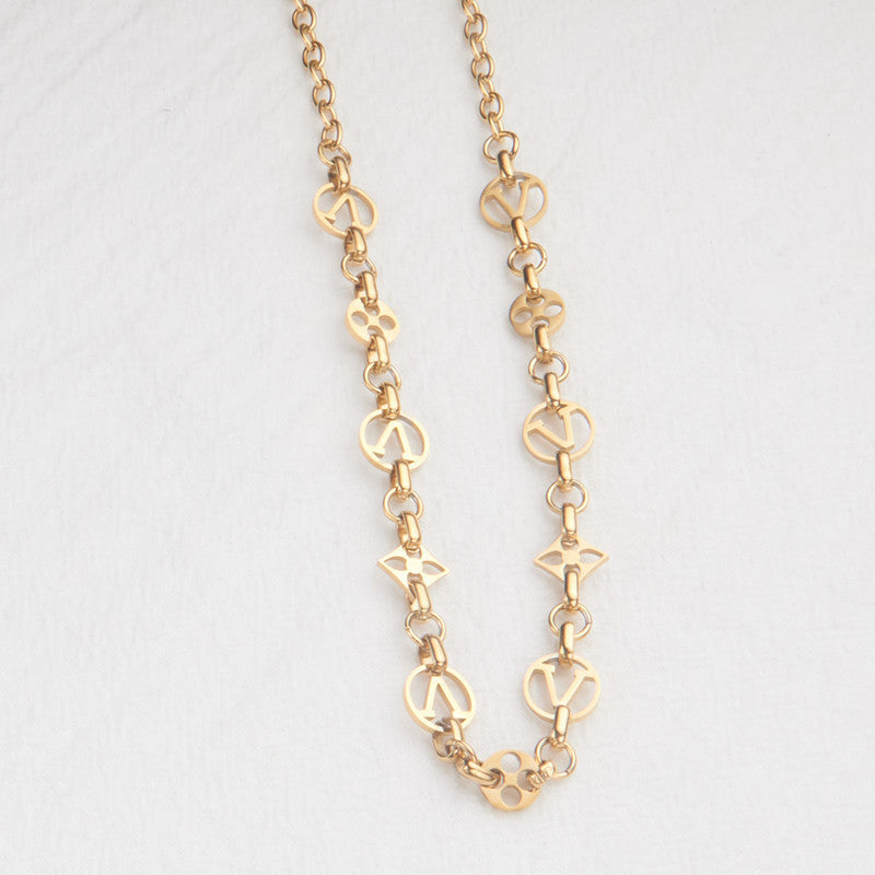 Collana con Pendente a Lettera Minimalista in Acciaio Inox con Ciondolo in Acciaio al Titanio e Finitura Elettroplaccata per l'Uso Quotidiano