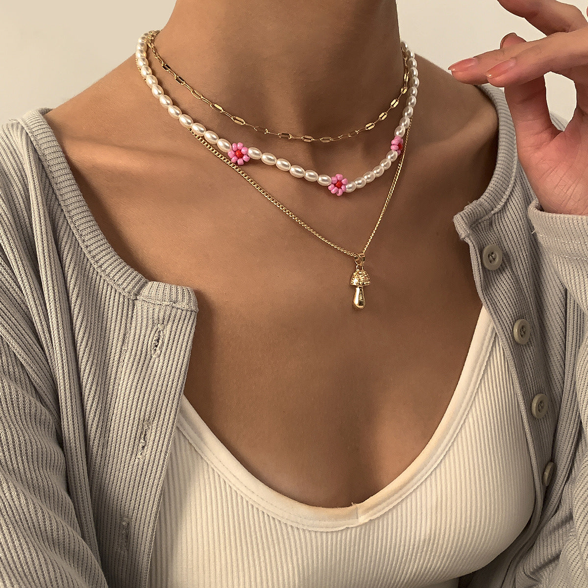 Collar con colgante de seta floral rústico para mujer con construcción de aleación, acabado chapado y delicada cadena de cuentas