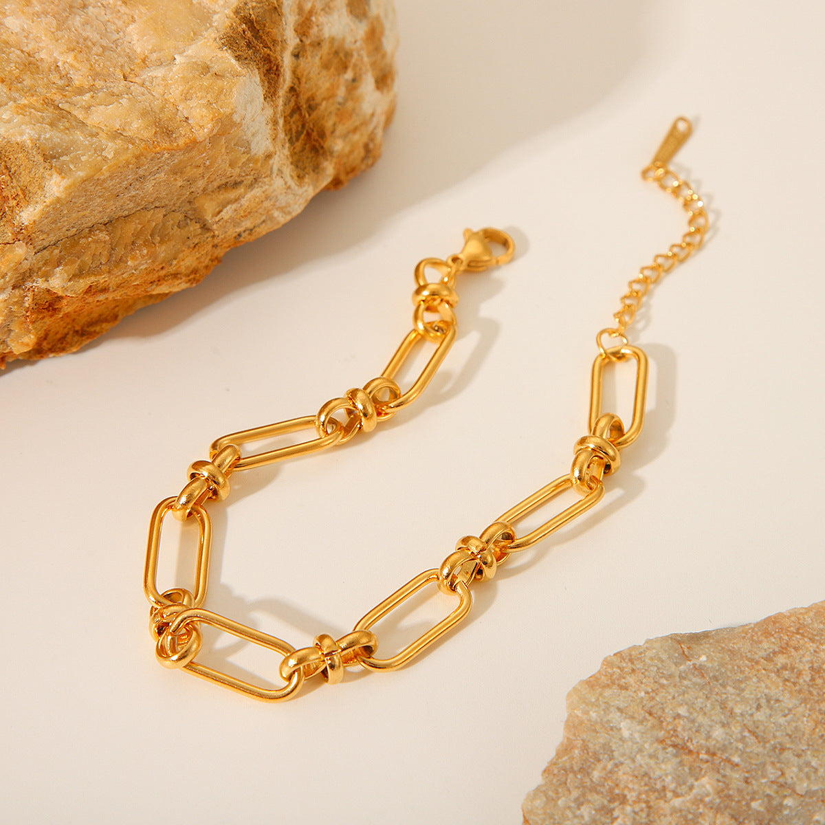 Pulsera de cadena cubana de acero inoxidable chapado en oro de 18 quilates estilo Ins con eslabones ovalados y colgante de corazón con cierre OT para mujer