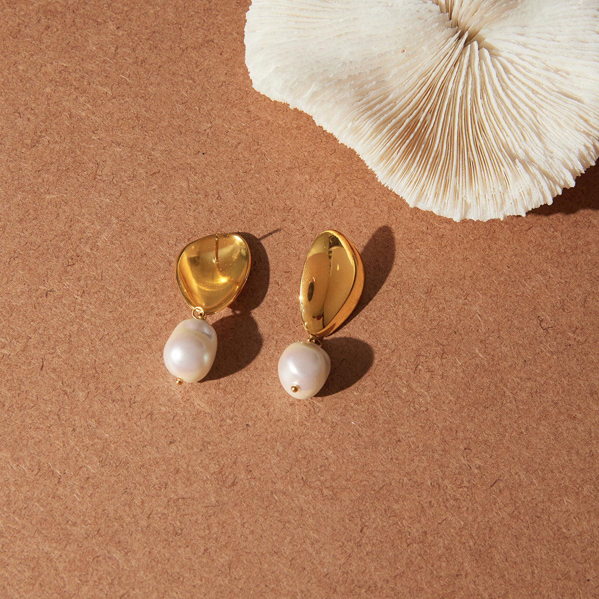 Aretes Minimalistas Geométricos de Nácar en Acero de Titanio con Chapado de Oro al Vacío PVD para Mujer