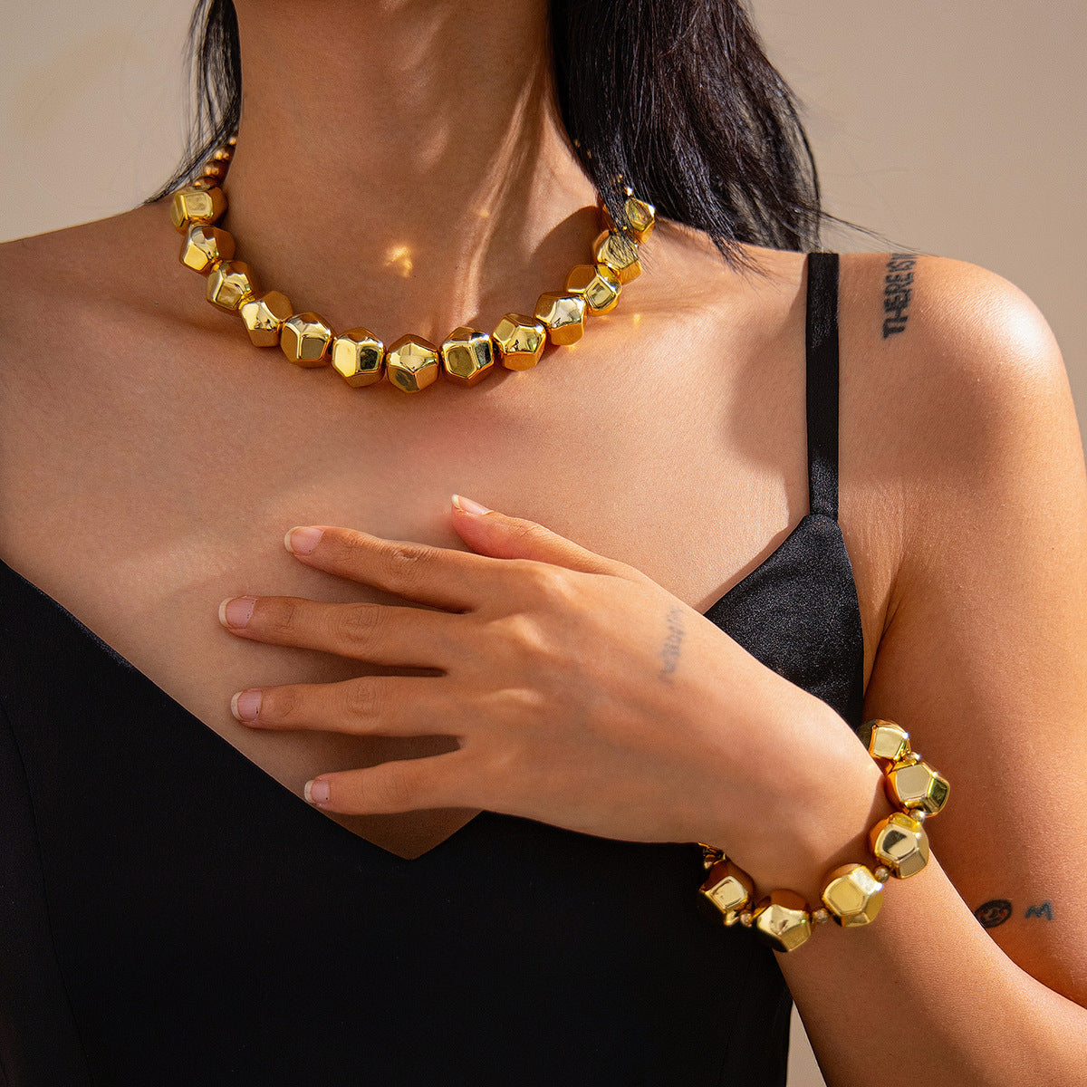 Collana da donna con clavicola geometrica testurizzata, pendente in lega con finitura galvanica e dettagli esagonali