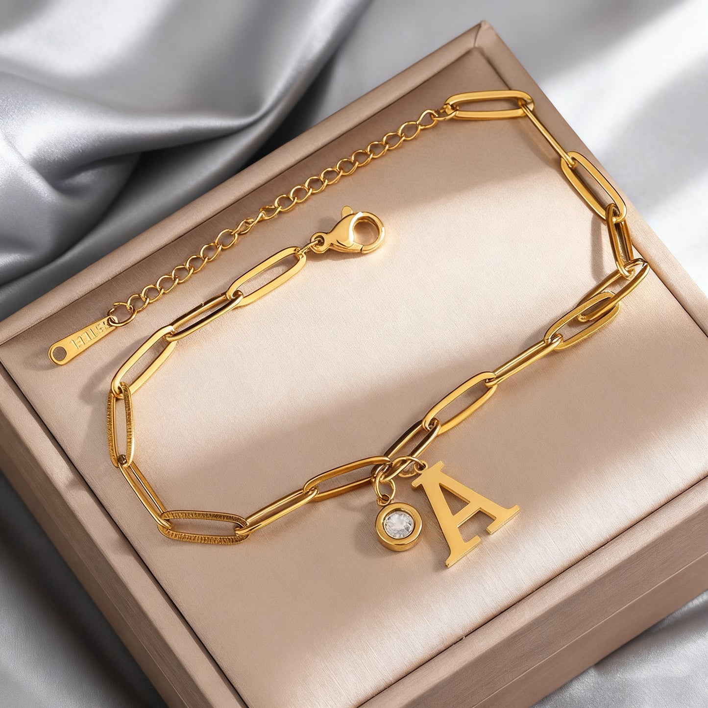 Elegante bracciale da donna in acciaio inossidabile con iniziale e zirconi cubici