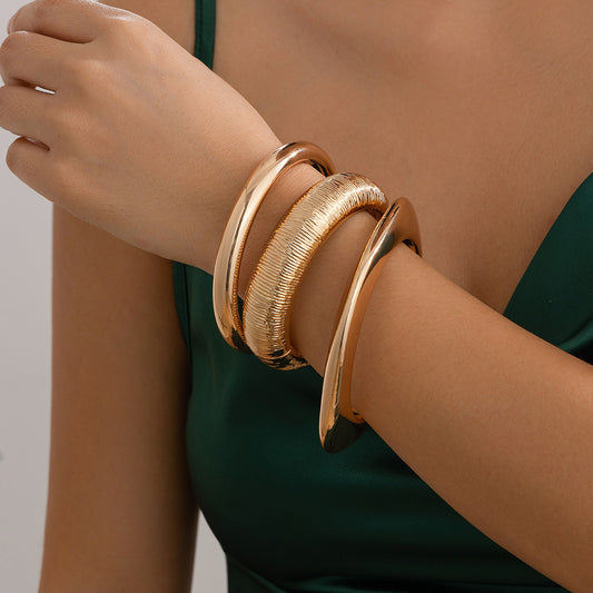 Pulsera geométrica exagerada de aleación con textura de muelle pulida y diseño minimalista futurista