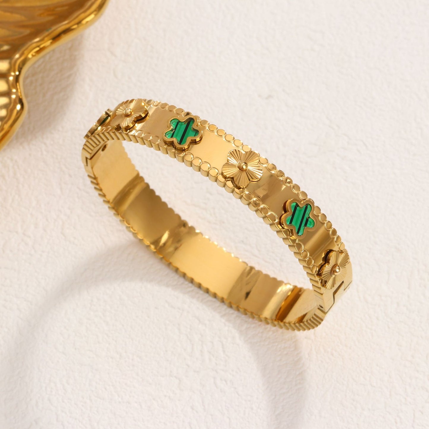 Bracciale Minimalista in Acciaio Inossidabile da Donna con Placcatura in Acciaio al Titanio e Intarsio di Strass a Forma Geometrica Ovale