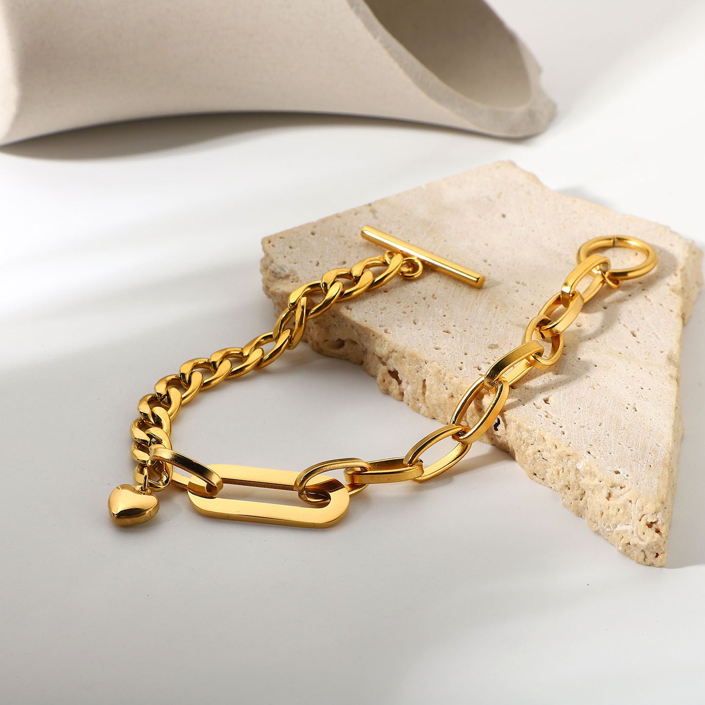 Braccialetto Minimalista con Ciondolo a Cuore Ovale in Acciaio al Titanio con Placcatura Sottovuoto in Oro 18K per Donna