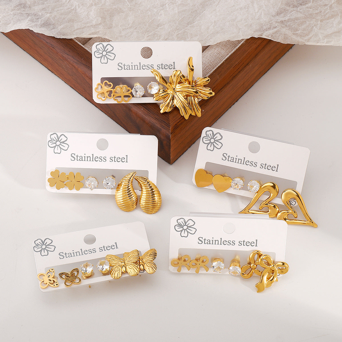 Orecchini a perno con strass bianchi geometrici a forma di cuore a farfalla, in acciaio inossidabile placcato oro 14K, minimalisti, da donna