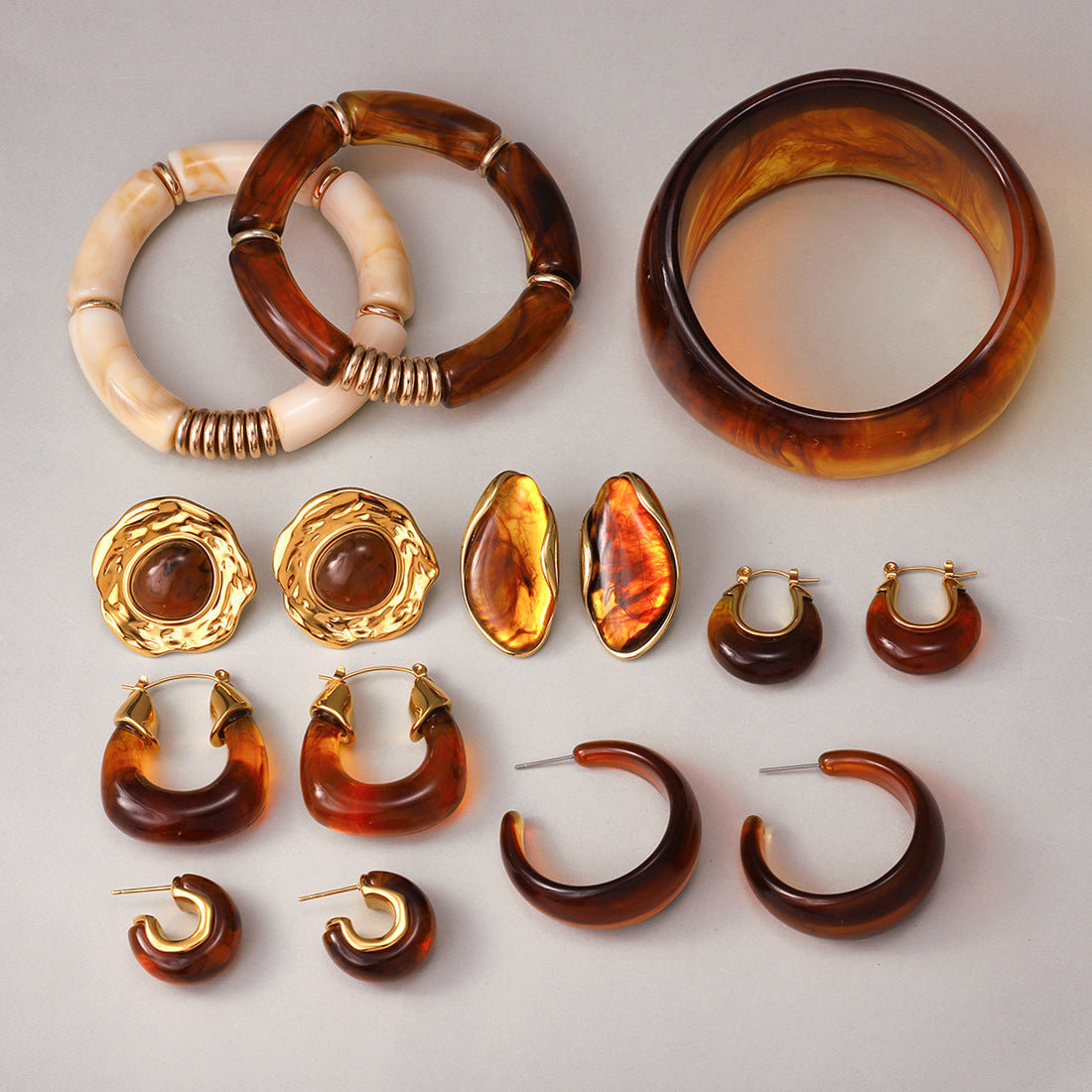 Conjunto de pulsera de resina de acero inoxidable y titanio de forma irregular y pendientes acrílicos de ámbar para mujer
