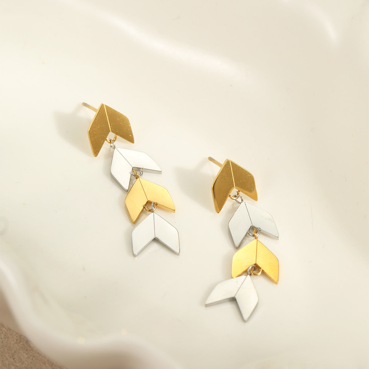 Aretes de acero inoxidable con forma de rombo geométrico de moda y baño de oro de 18 quilates para mujer