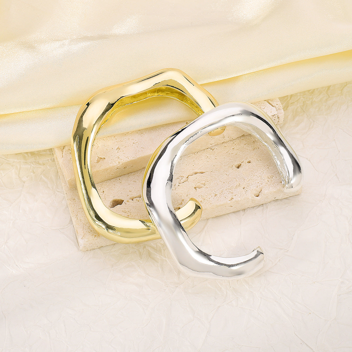 Bracciale astratto a onda in lega con design aperto irregolare da donna, estetica minimalista e cool, finitura galvanizzata