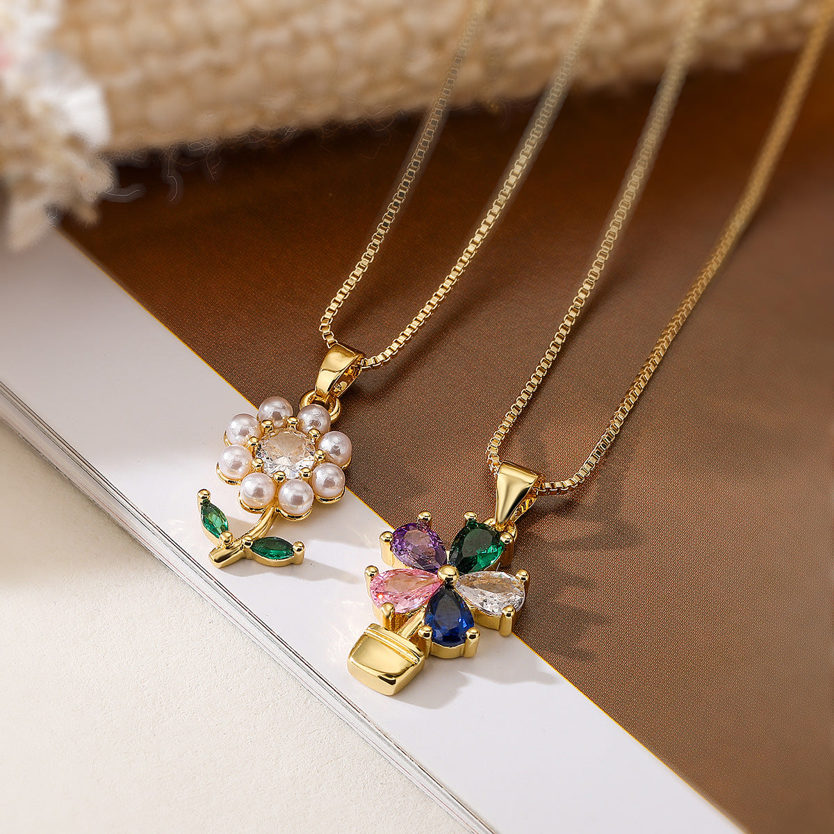 Collana Pendente Floreale Minimalista con Perle e Zirconi in Rame Placcato Oro da Donna