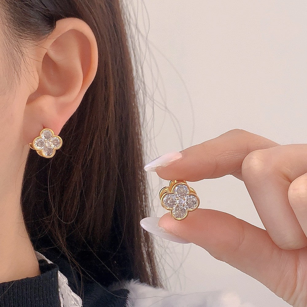 Orecchini a perno lusso minimalista a quadrifoglio in rame placcato oro con intarsio di strass per donna