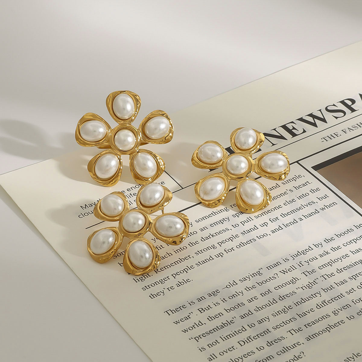 Orecchini geometrici in acciaio inossidabile con finitura placcata e design floreale per donna Orecchini a lobo di lusso