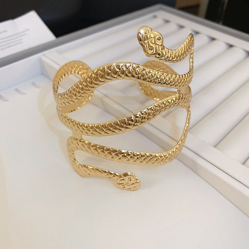 Pulsera Cóncava Irregular Minimalista para Mujer en Aleación de Latón con Acabado Galvánico
