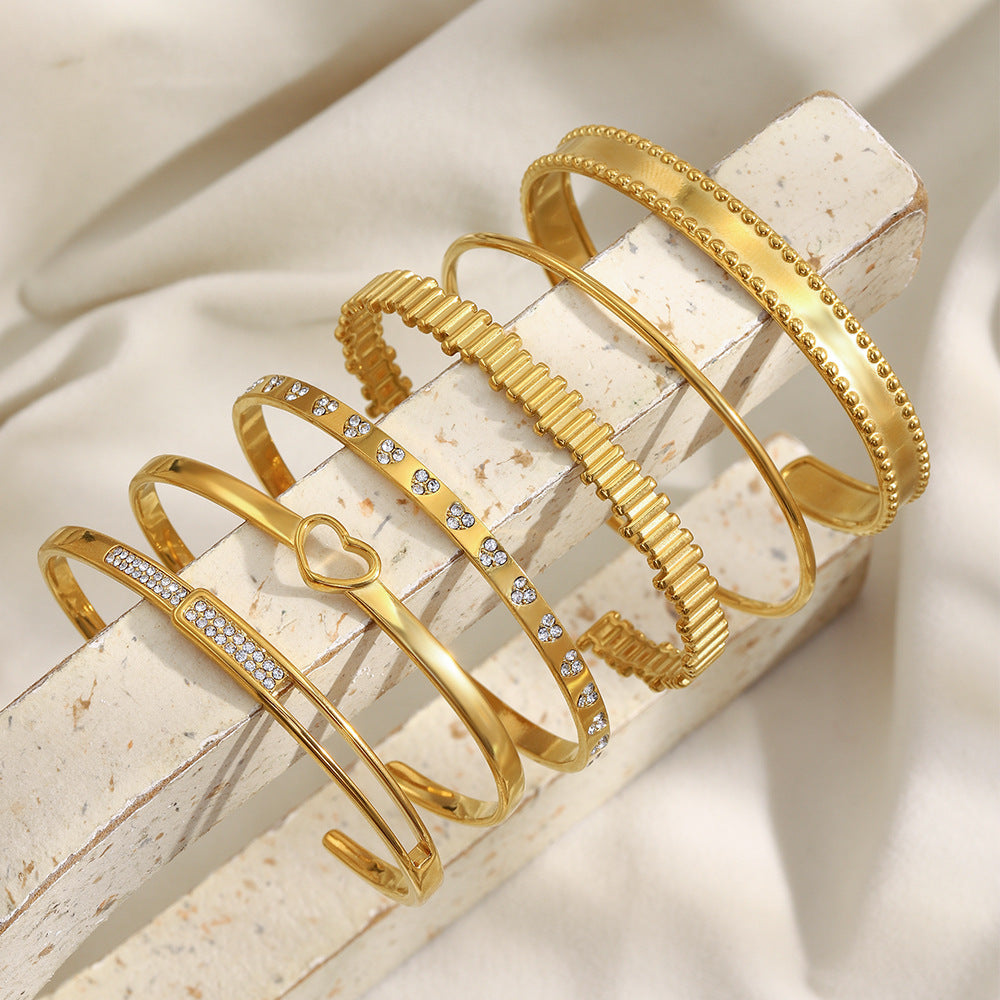 Pulsera de acero inoxidable con corazón hueco de estilo francés minimalista, chapado en oro de 18 quilates y líneas de acento de circonita