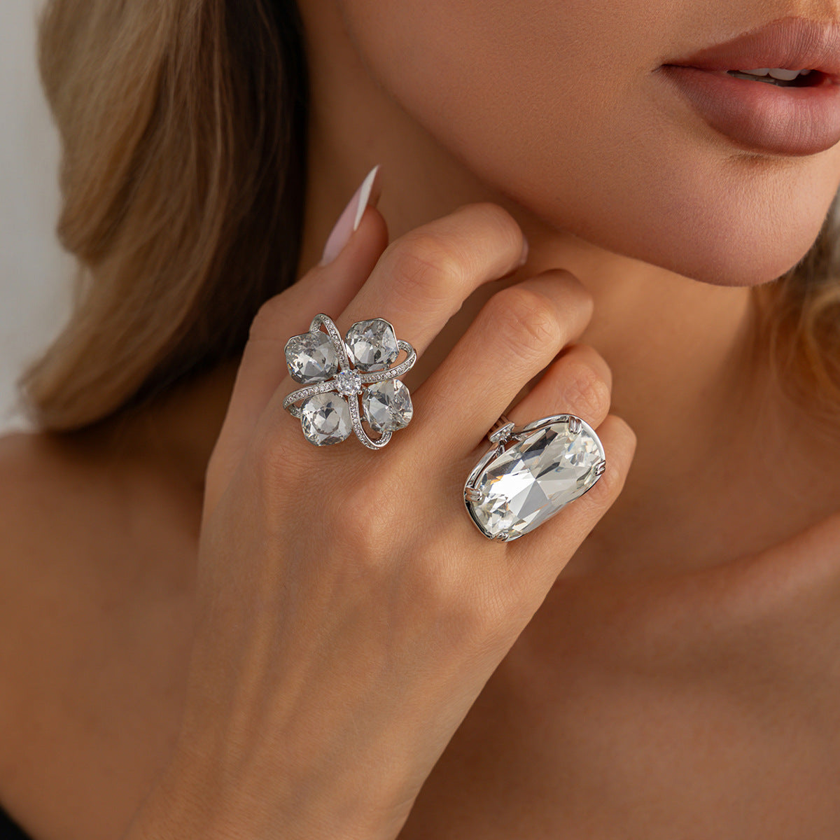 Luxury Elegant Floral Checkered Rhinestone Inlay Plated Zinc Alloy Ring for Women