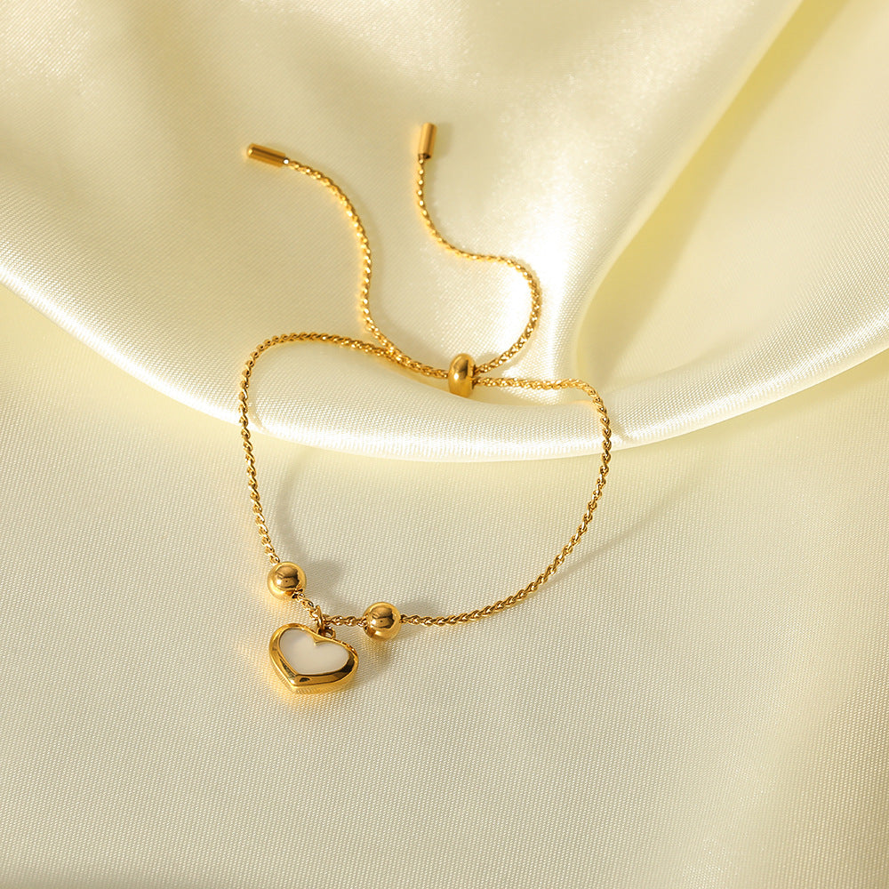 Bracciale regolabile minimalista retrò francese a forma di cuore con abalone bianco, dettagli geometrici e acciaio inossidabile placcato sottovuoto in oro 18 carati