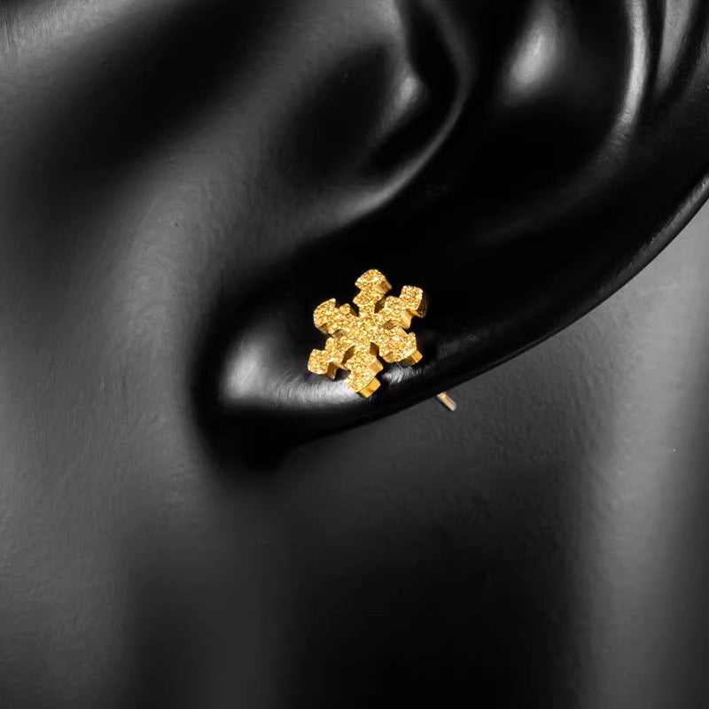 Orecchini a perno minimalisti a forma di cuore in acciaio al titanio con design a fiore di neve e finitura placcata lucida per donna