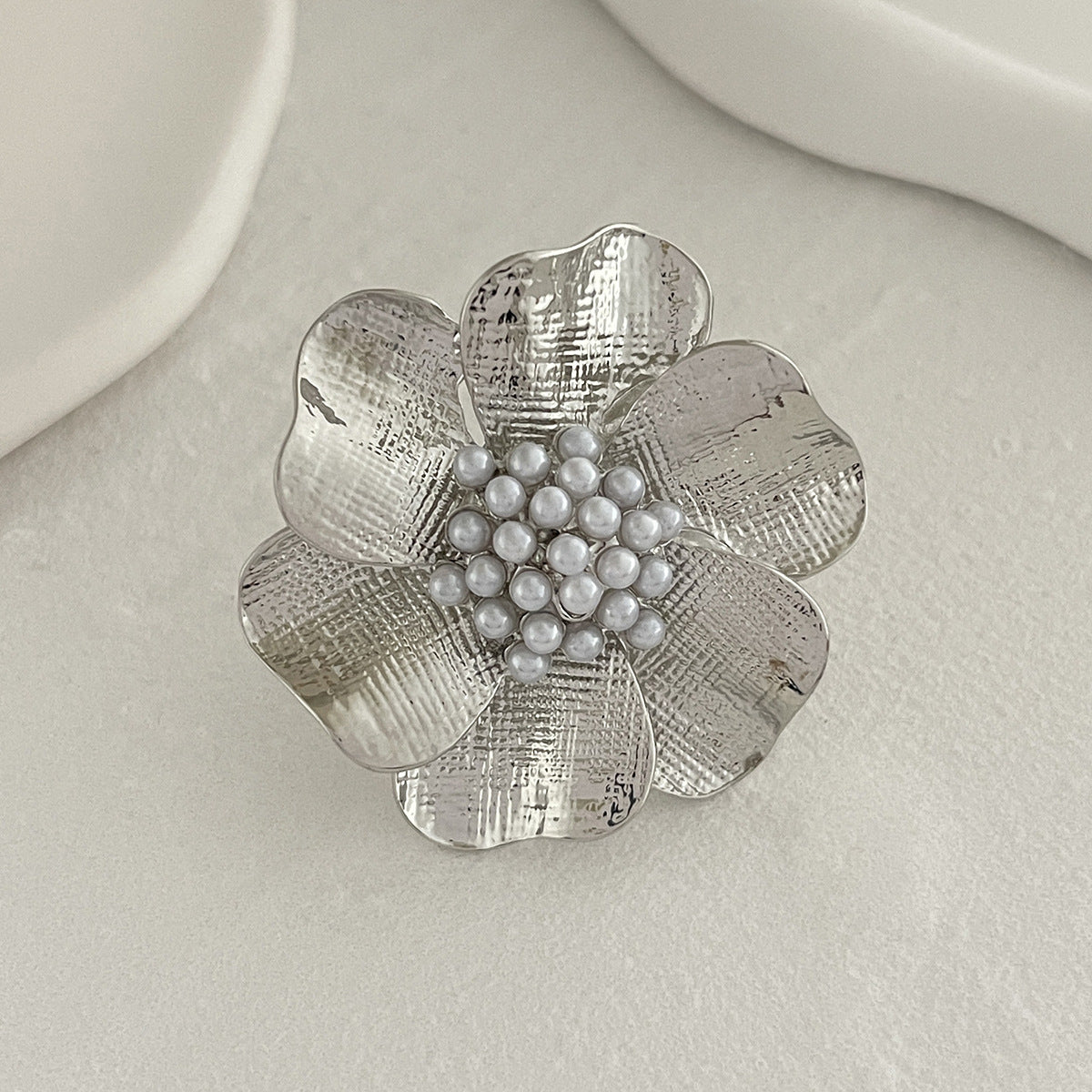 Anello aperto geometrico floreale barocco da donna con intarsio di perle imitate e finitura in metallo galvanizzato