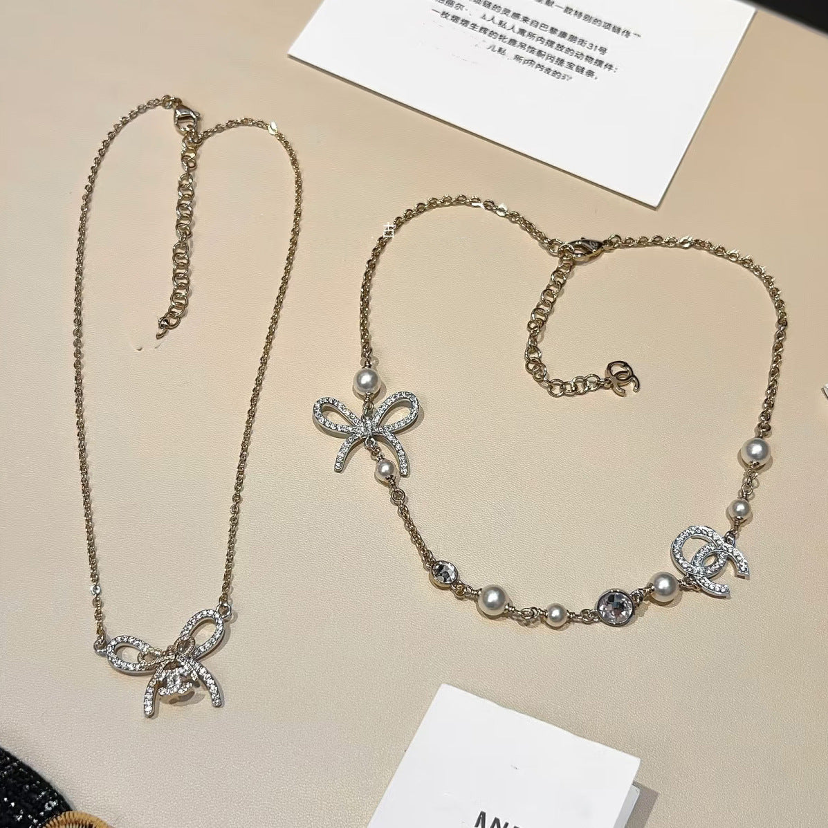 Collar dulce y elegante de latón chapado en oro con letra, mariposa, perla e incrustaciones de cristal para mujer