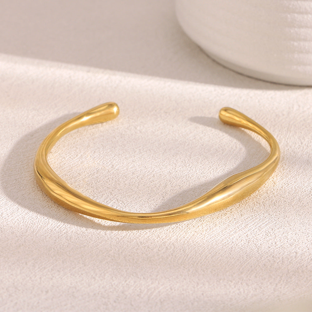 Bracciale Minimalista Irregolare Intrecciato in Acciaio Inossidabile con Placcatura in Oro 18K per l'Uso Quotidiano in Ufficio