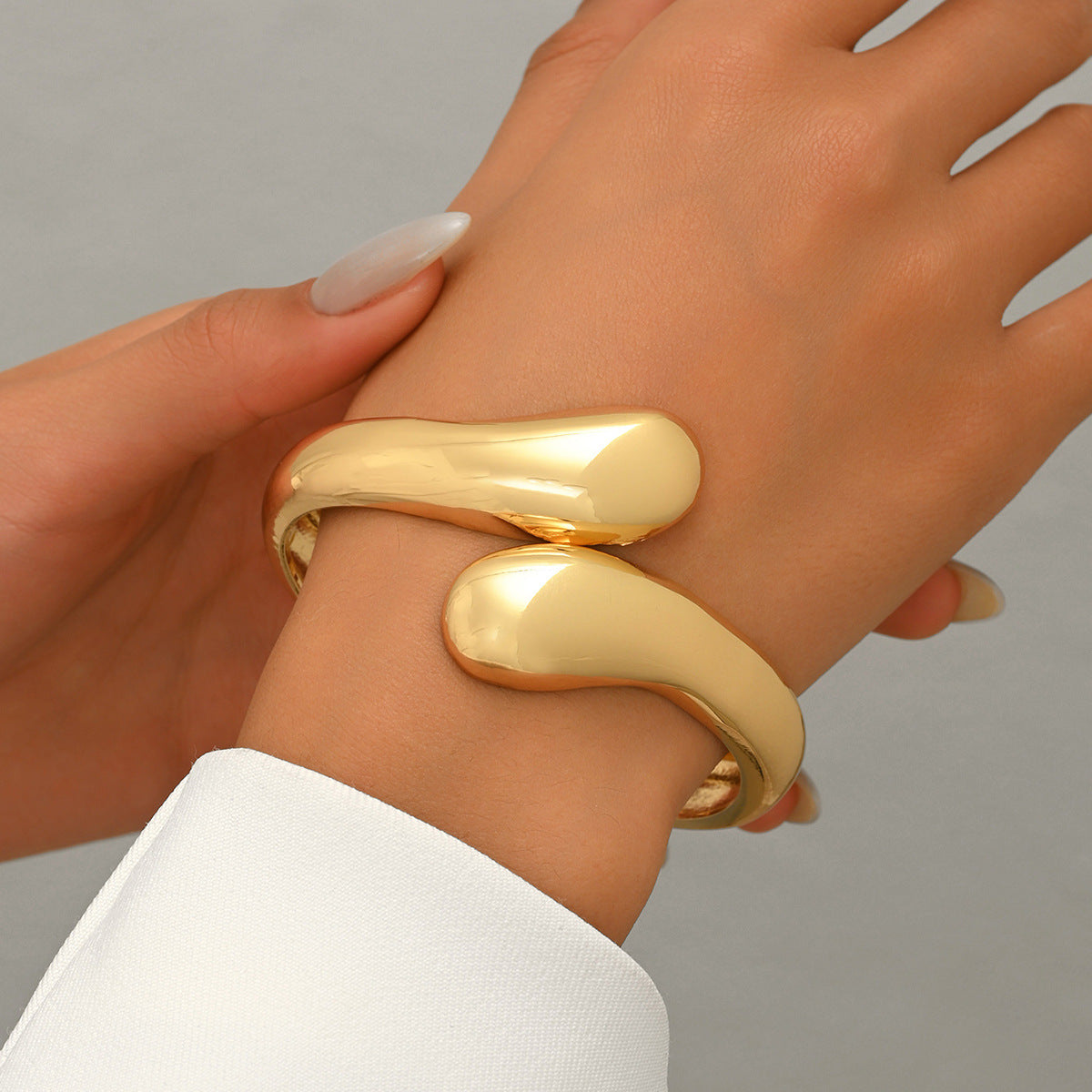 Pulsera de aleación de zinc chapada en oro de 18K con diseño geométrico y superficie lisa para mujer