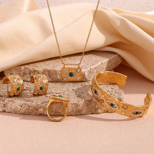 Collar con Colgante Minimalista Geométrico en Forma de Ojo con Malaquita y Zircón en Acero de Titanio con Baño de Oro para Mujer