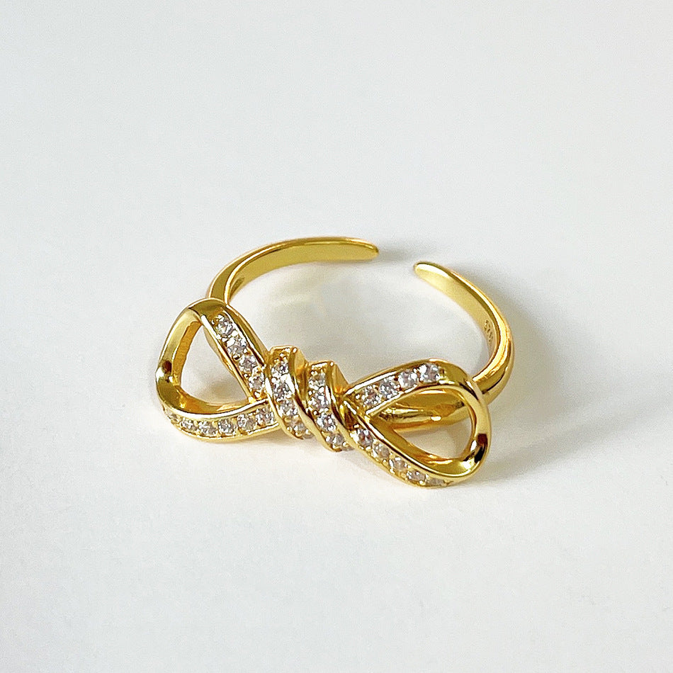 Anillo minimalista de plata de ley 925 chapado en oro con lazo y circonita cúbica