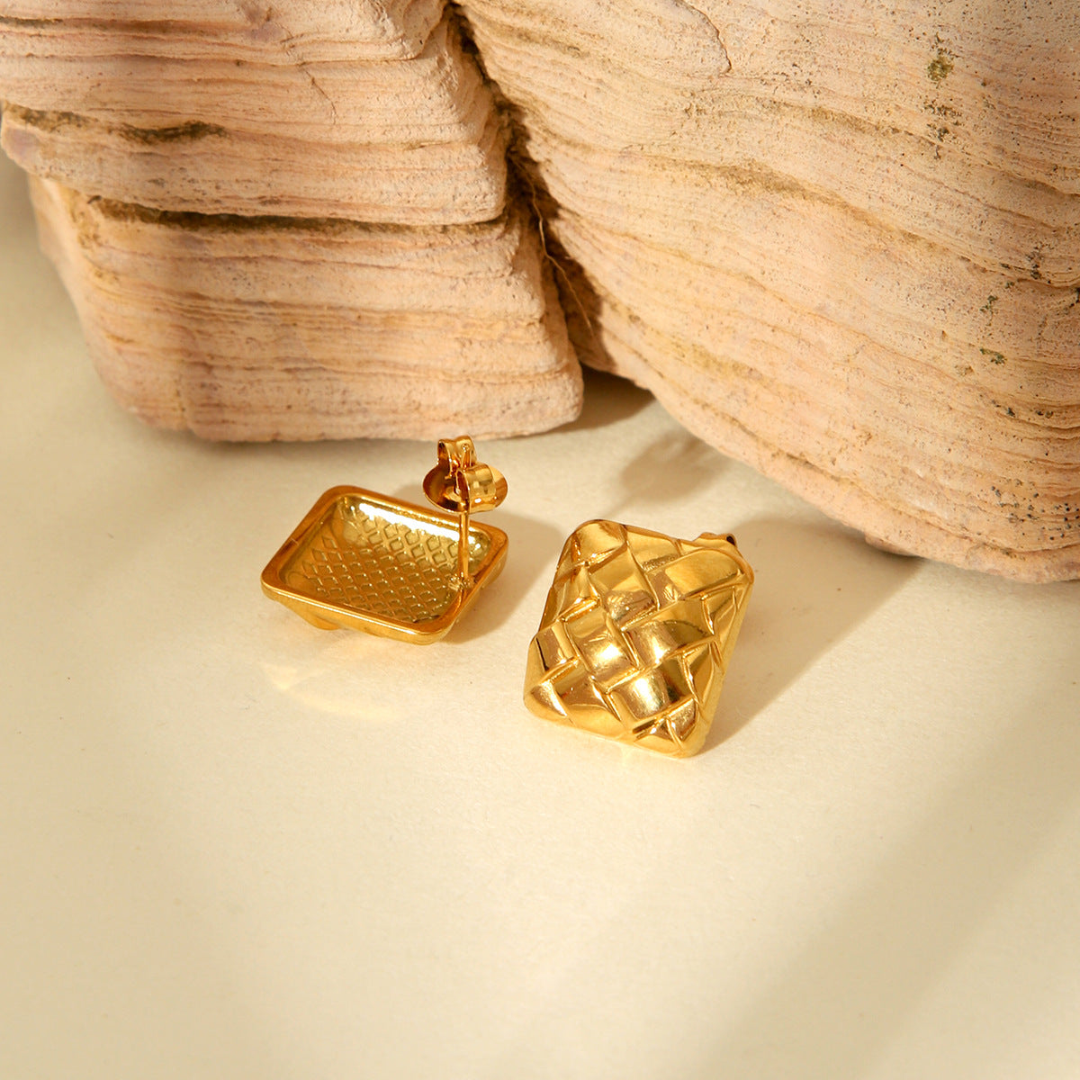 Orecchini a perno quadrati geometrici avanzati in acciaio inossidabile placcati oro 18 carati con motivo a rombi per donna
