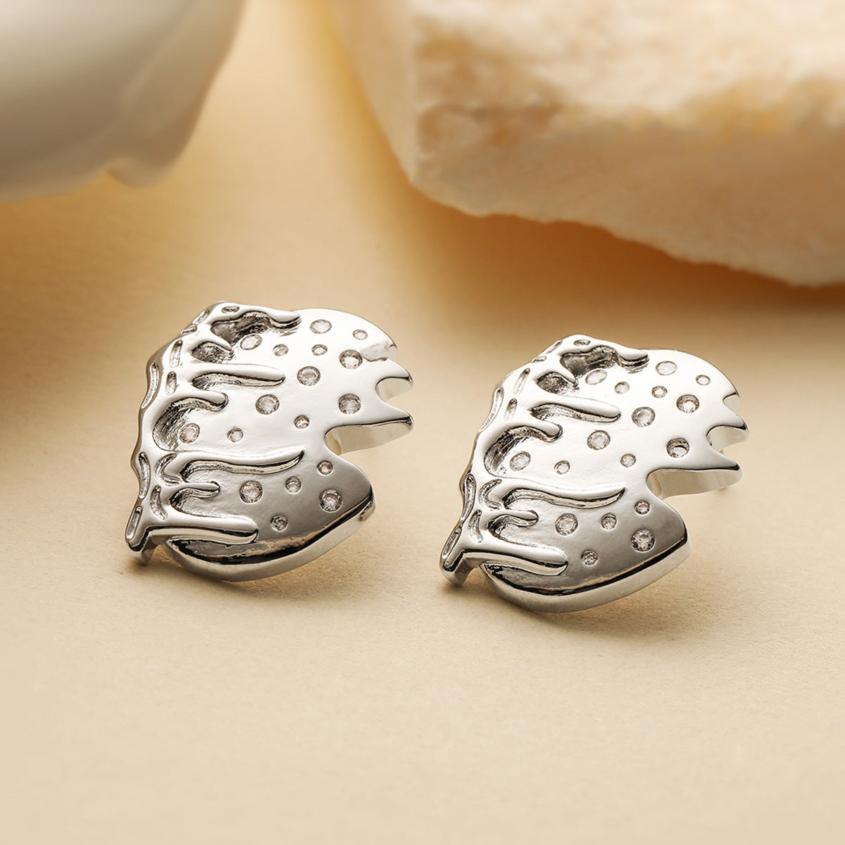 Orecchini a perno geometrici irregolari da donna in rame con placcatura in oro 18K e zirconi micro-incastonati