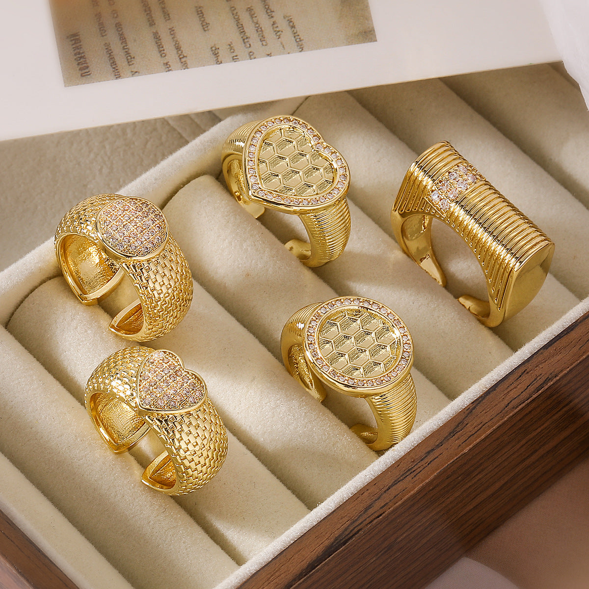 Anello minimalista geometrico a cuore aperto da donna in ottone con placcatura in oro 18 carati e intarsi in zircone