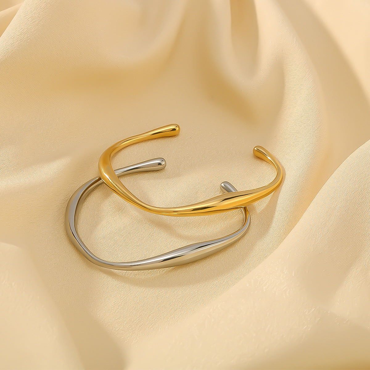 Bracciale da donna in acciaio al titanio a forma di C geometrica asimmetrica con placcatura in oro sottovuoto