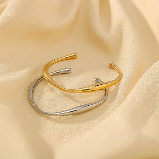 Bracciale da donna in acciaio al titanio a forma di C geometrica asimmetrica con placcatura in oro sottovuoto
