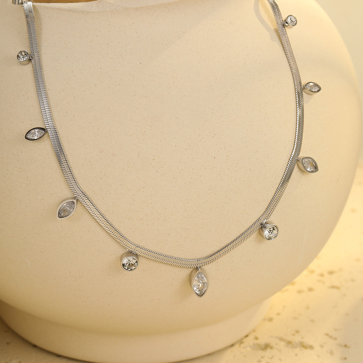 Collar de moda de acero inoxidable con colgante geométrico, acabado chapado y detalle de circonita de colores para mujer