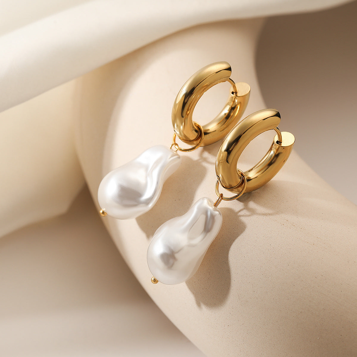 Orecchini Asimmetrici Minimalisti Geometrici con Perle da Donna in Acciaio Inossidabile con Placcatura in Oro 18K