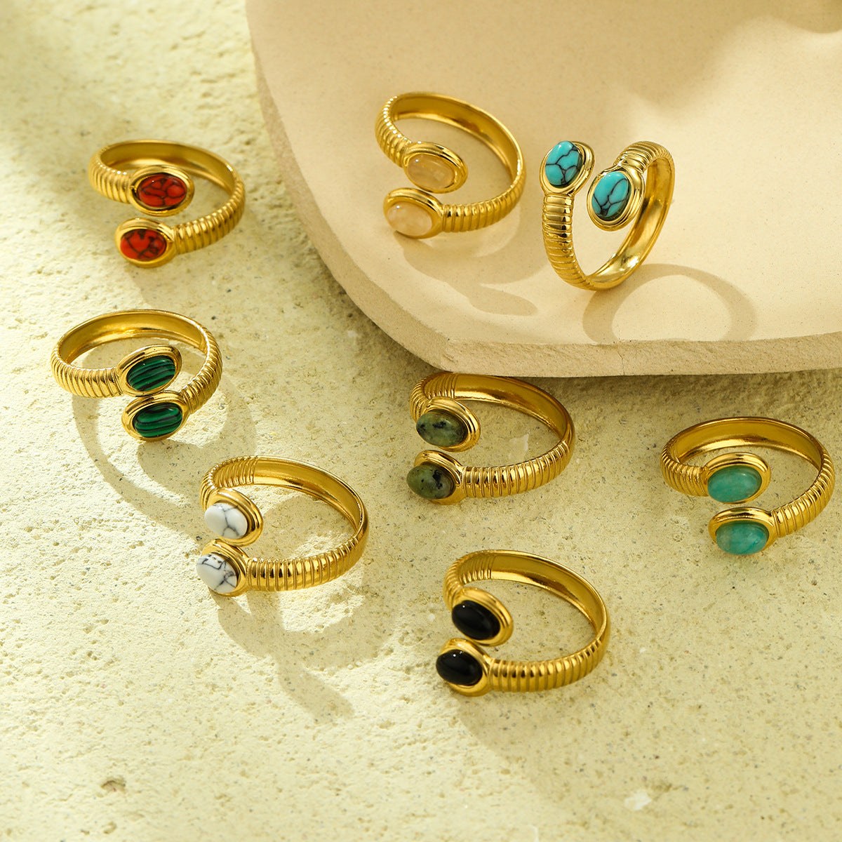 Anillo ovalado minimalista de acero de titanio con incrustaciones de piedra natural y acabado chapado para mujer
