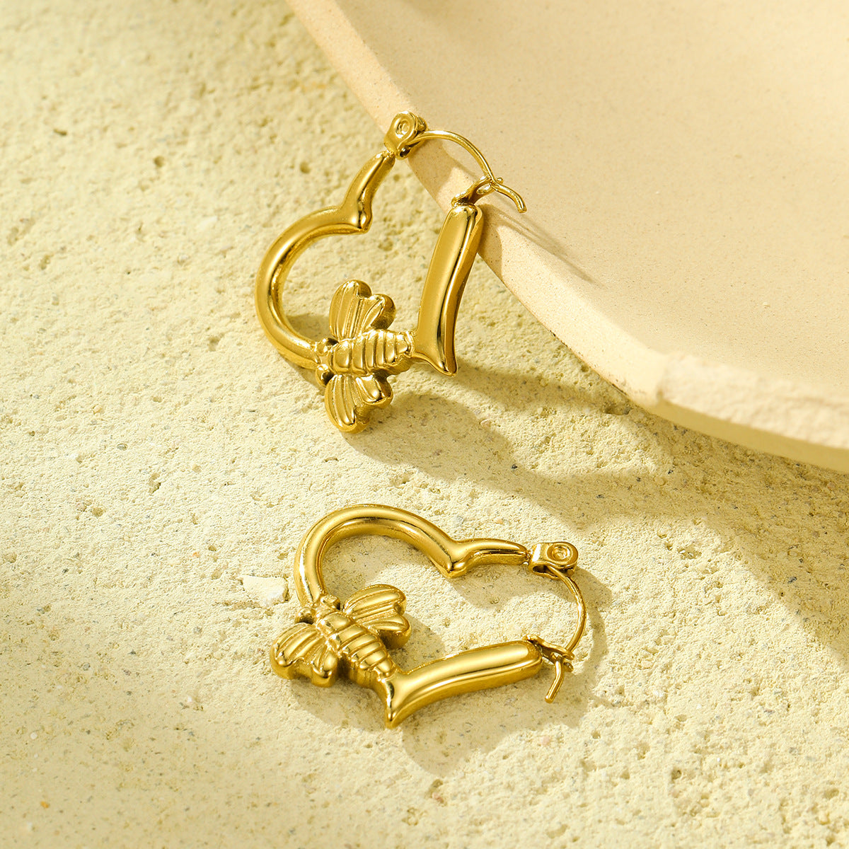 Orecchini da donna alla moda e minimalisti a forma di cuore e fiocco in acciaio al titanio placcati in oro 18 carati